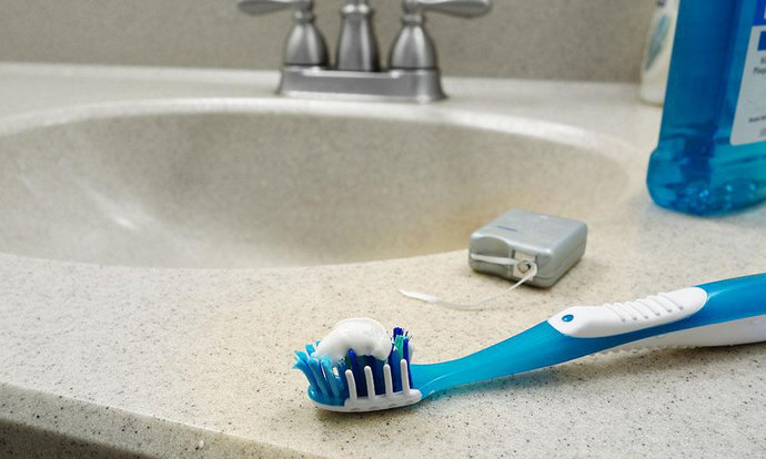 Почему ни при каких обстоятельствах нельзя держать зубную щетку в ванной