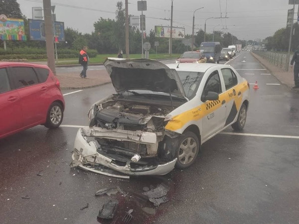 В Гродно столкнулись такси и спецтранспорт МЧС