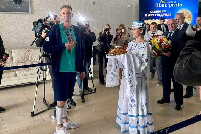 Бокий вернулся на родину с пятью золотыми медалями Паралимпиады-2020