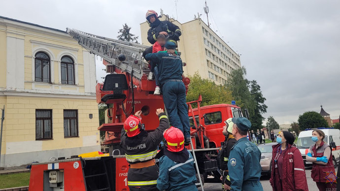 В Гродно спасатели сняли с крыши 9-летнюю девочку
