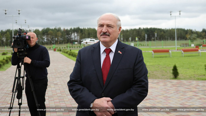 Лукашенко подарили картину, на которой он изображен бегающим по Минску с автоматом