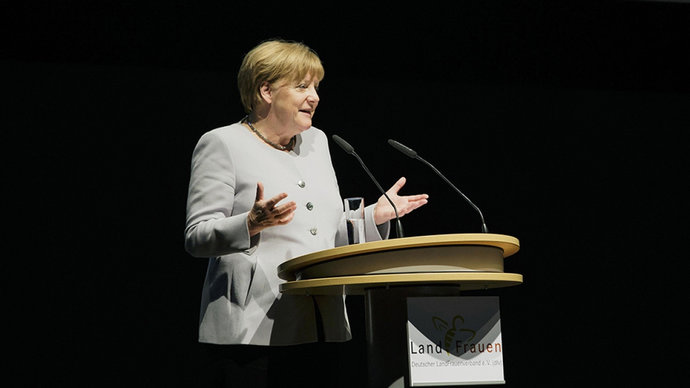 Меркель публично заявила, что является феминисткой