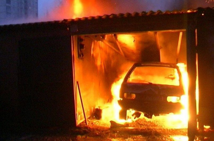 В Лиде горел гараж: 2 автомобиля повреждено, третий – уничтожен