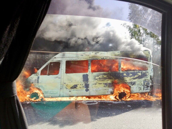 В субботу на автостоянке возле Южного рынка горел микроавтобус
