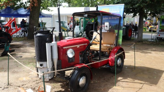 В Чехии представили трактор Skoda, работающий на дровах