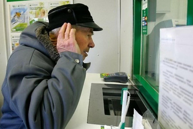 Указом Лукашенко получать социальные выплаты в безналичной форме можно будет на базовый счет в банке