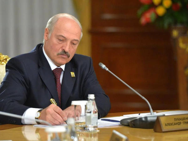Накануне Дня народного единства Лукашенко подписал указ о помиловании 13 человек