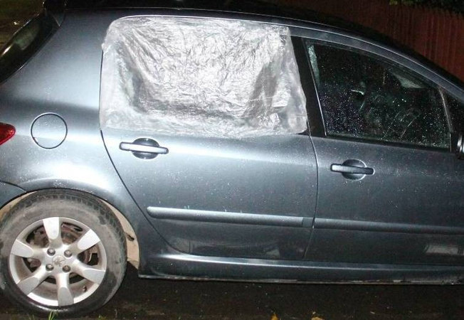 В Сморгони совершенно трезвый парень зачем-то разбил чужое авто