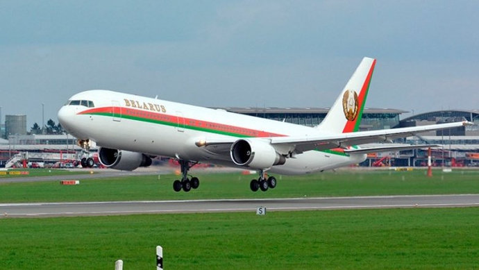 Самолет Лукашенко приземлился в аэропорту Душанбе