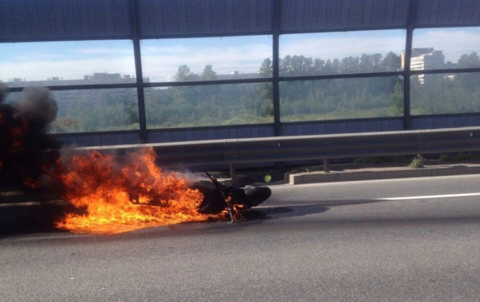 В Гродно огнем уничтожило мотоцикл