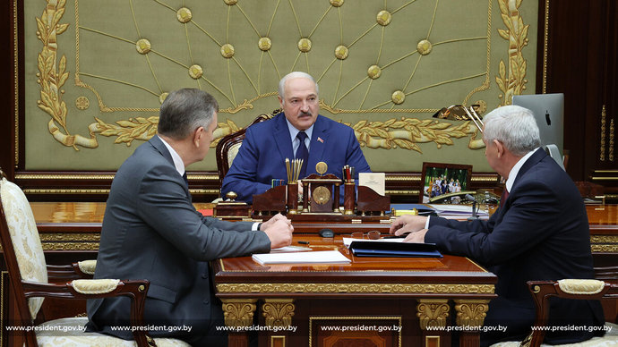 Лукашенко заявил, что на белорусских предприятиях еще остались шпионящие для Запада «мерзавцы»