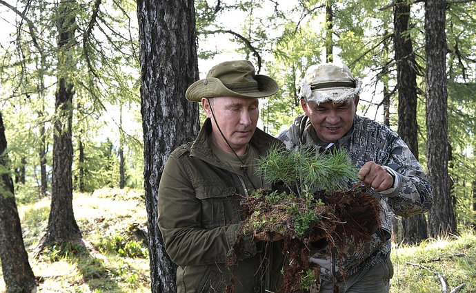 Путин отдыхает в Сибири с министром обороны РФ