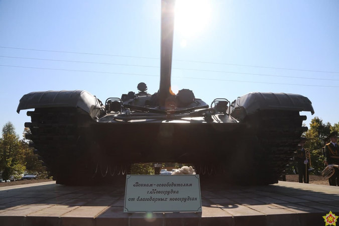 В Новогрудке установили памятник танку Т-72