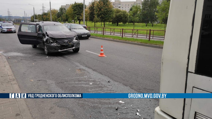 В Гродно таксист врезался в движущийся спереди троллейбус
