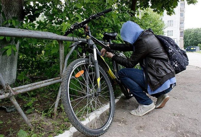 В Лиде подросток без спроса взял покататься чужой велосипед, а на следующий день захотел вернуть – и был задержан