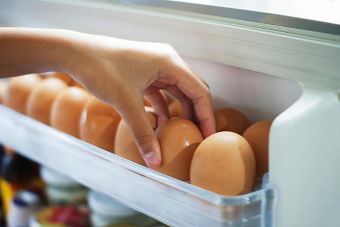 Почему не стоит класть яйца на дверцу холодильника
