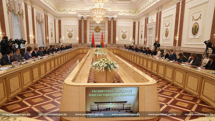 Лукашенко: референдум по Конституции должен состояться не позднее февраля 2022 года