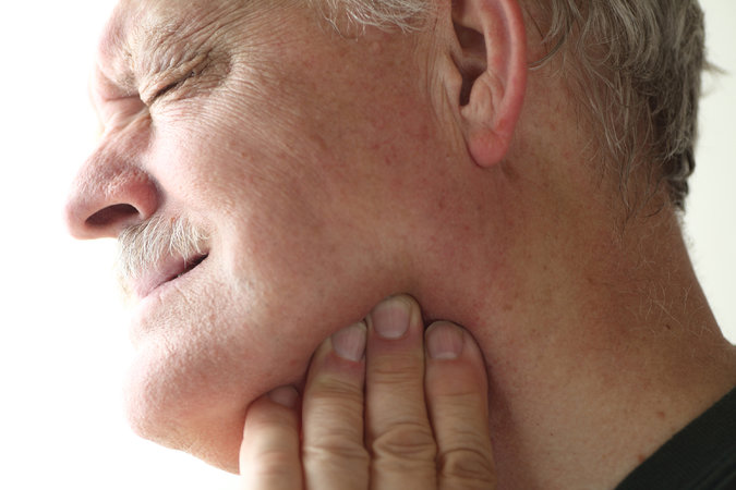Почему болит челюсть и как избавиться от неприятных ощущений