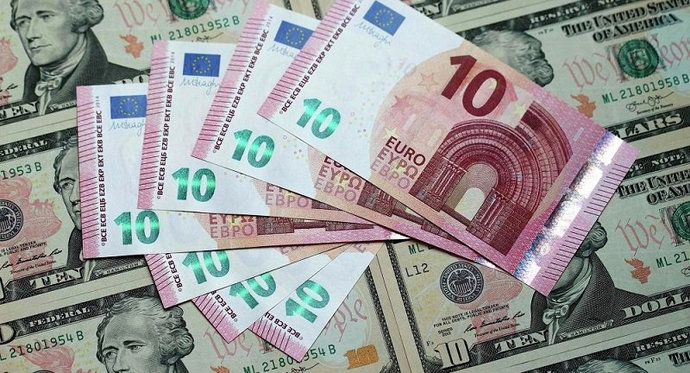 БВФБ: На первых торгах недели подешевели доллар и евро