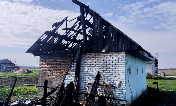 В Ивьевском районе горела хозпостройка. Огнем уничтожена часть здания