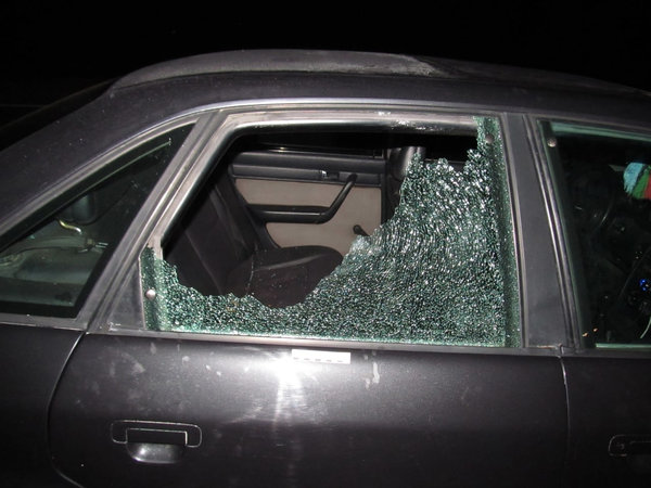 В Дятловском районе подростки ради забавы бросались в автомобили камнями