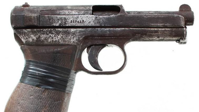 Собирая грибы, гродненец нашел пистолет 1934 года