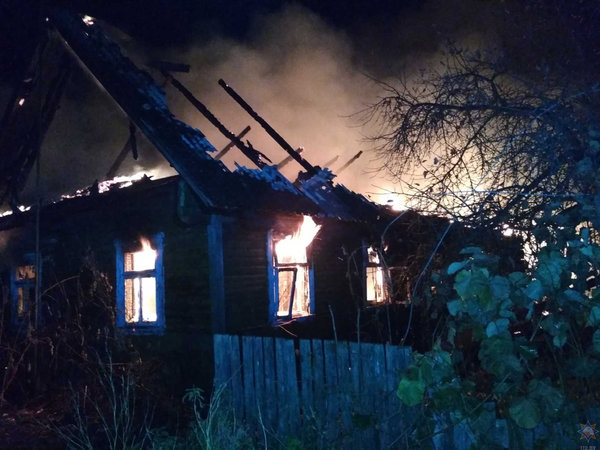В Мостовском районе пожаром уничтожен нежилой дом и поврежден соседний