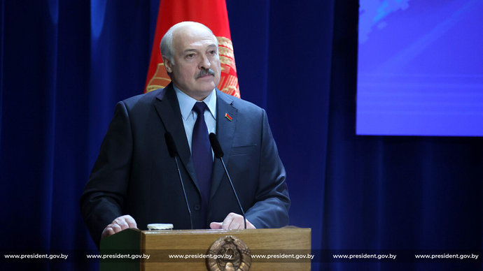 Лукашенко: «Я не собираюсь на колени вставать»