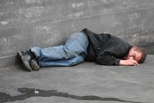 В Волковыске бездомный обокрал спящего на земле