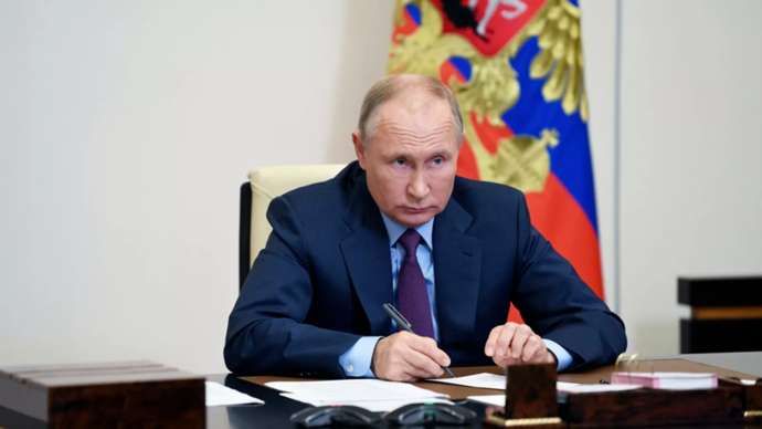 Путин распорядился, чтобы за вакцинацию от COVID-19 россиянам предоставляли два оплачиваемых выходных