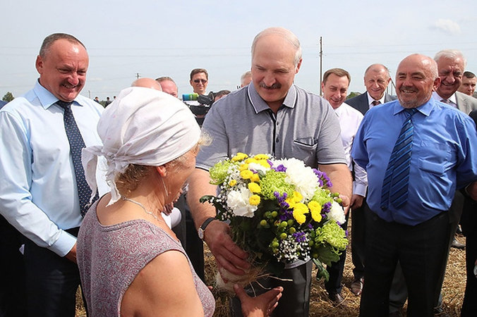 Лукашенко поздравил соотечественниц с Днем матери