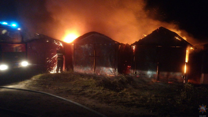 В Лиде в кооперативе на 200 гаражей случился пожар