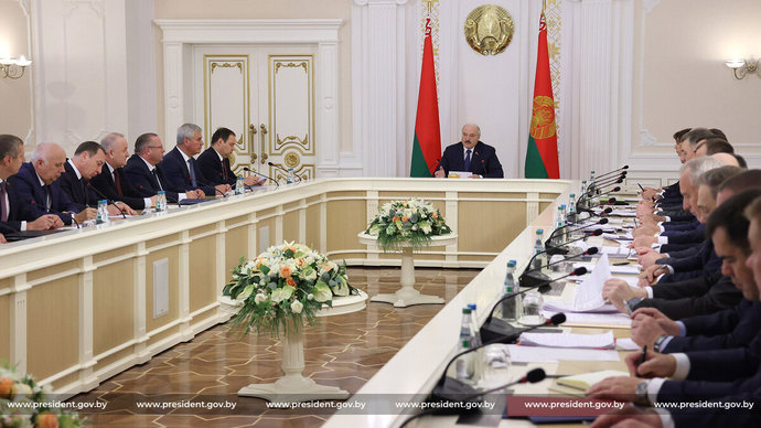 Лукашенко проверил работу правительства касательно хода сельскохозяйственных работ