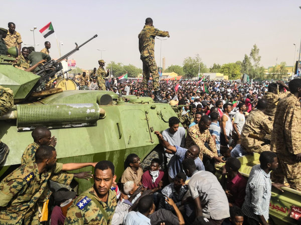 В Судане попытка госпереворота вызвала уличные протесты