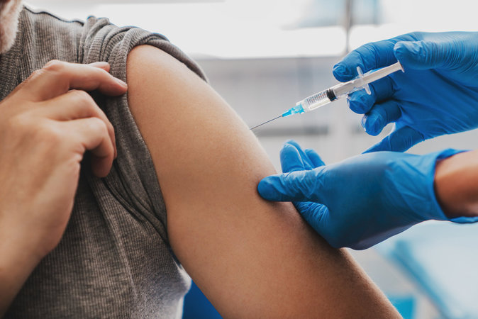 Минздрав: всего более 3,3 млн граждан получили первую дозу вакцины от коронавируса