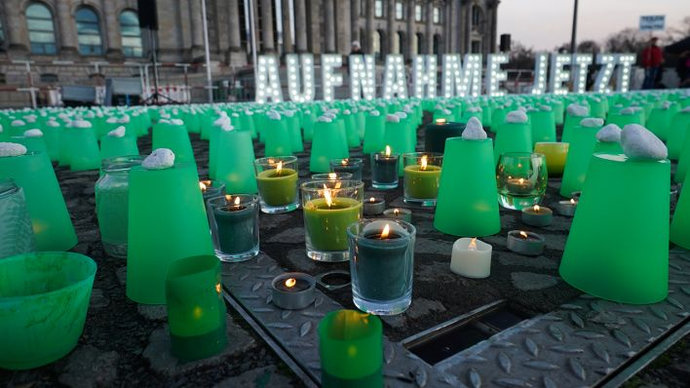 Перед зданием бундестага в Берлине появились 6 000 зеленых огней