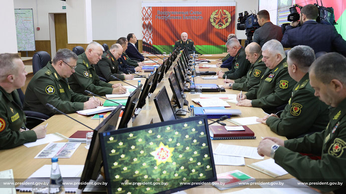 Лукашенко поручил силовым структурам поддерживать готовность среагировать на угрозу безопасности страны