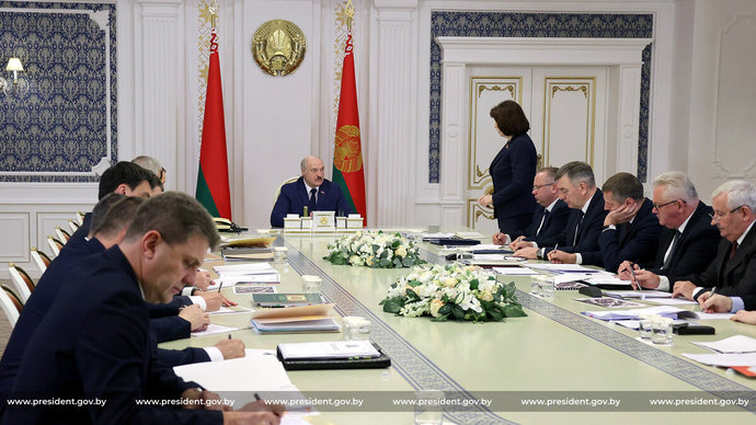 Лукашенко поручил помочь беременным и детям, находящимся на границе с Польшей