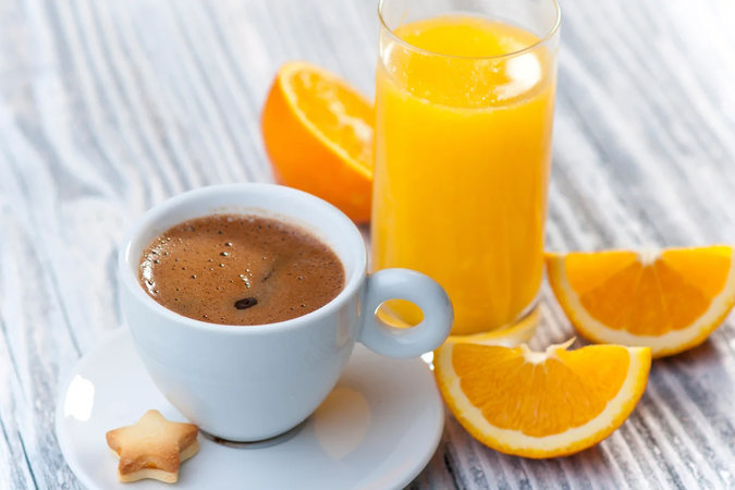 Диетологи советуют натощак не пейте кофе и сок