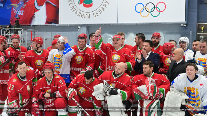Хоккейная команда президента выиграла у спортсменов Минской области