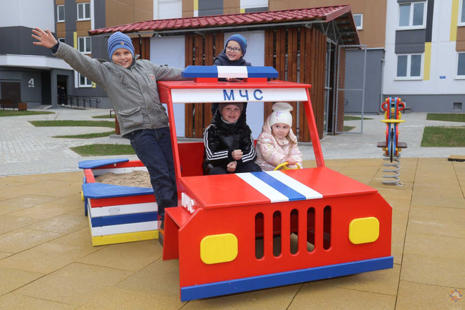 В микрорайоне Грандичи-3 в Гродно появилась детская игровая площадка МЧС