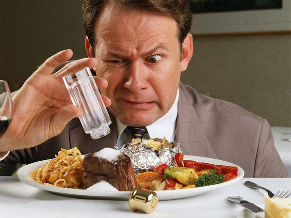 Не игнорируйте: 7 признаков того, что вы едите слишком много соли