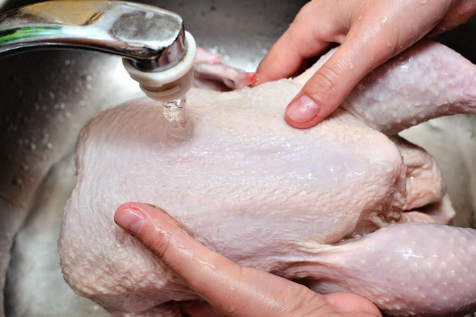 Мыть курицу проточной водой опасно для здоровья