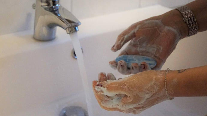 Ученые предупреждают: 97% людей неправильно моют руки при приготовлении мяса