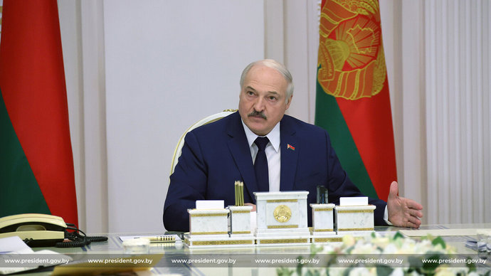 Лукашенко призвал не расслабляться, несмотря на снижение уровня заболеваемости COVID-19