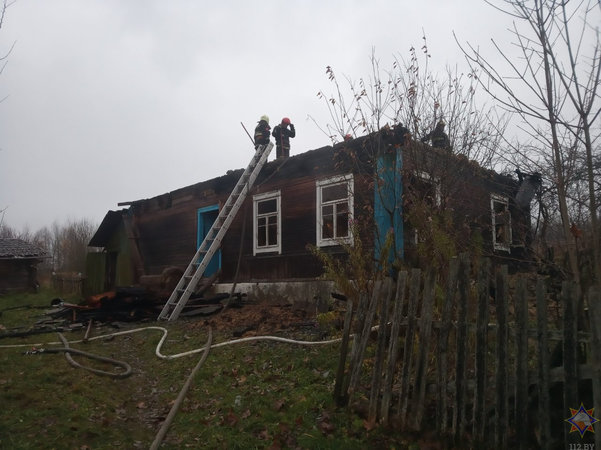 В Новогрудском районе под обломками горевшего дома обнаружили тело мужчины