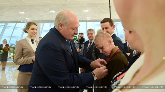 Лукашенко наградил мальчика, спасшего на пожаре своего брата, редким орденом