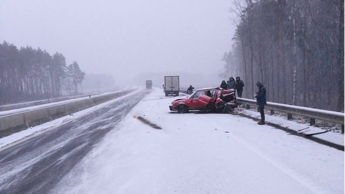 В Ивьевском районе произошло столкновение авто, виной которому стал вовсе не снег