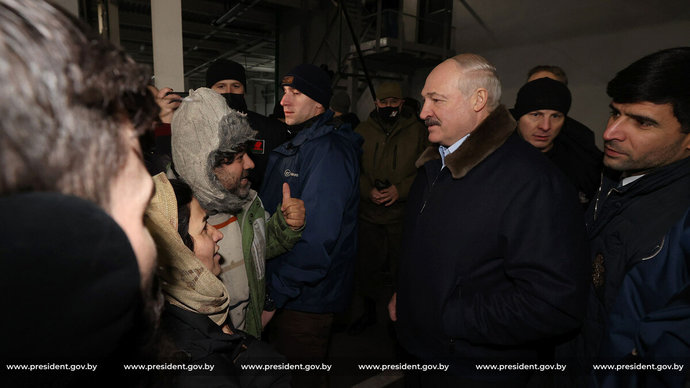Лукашенко посетил ТЛЦ и пообщался с беженцами