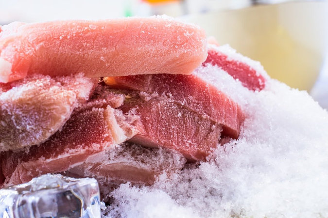 Можно ли снова заморозить размороженное мясо
